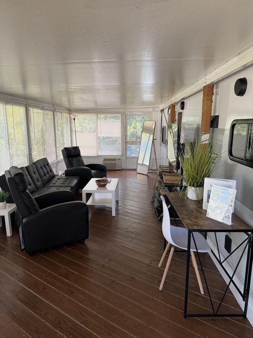 Newman Hospitality-Isla KLK 131-image-1