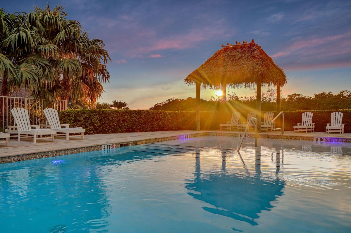 Pool | Sunset view.