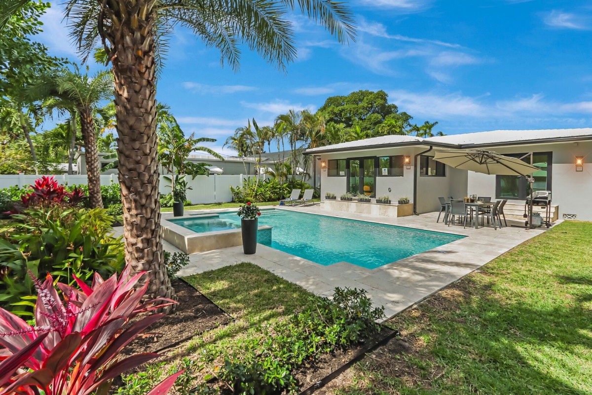 Welcome to Hollywood Palms!